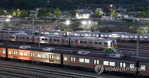 9일 오후 부산 금정구 노포차량기지에서 열차가 멈춰서 있다. [연합뉴스]