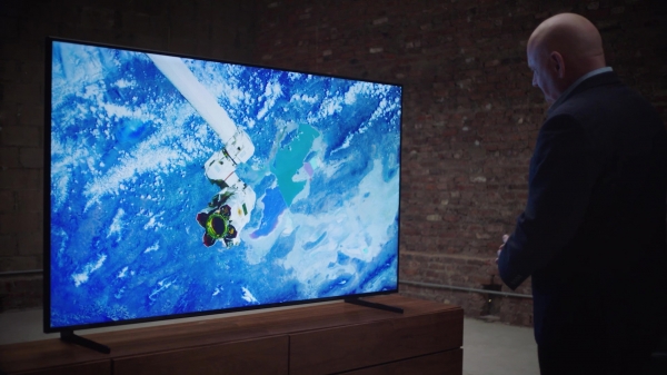 스콧 켈리가 우주에서 촬영한 지구의 모습을 삼성전자 QLED 8K TV로 감상하고 있다. [사진=삼성전자 제공]
