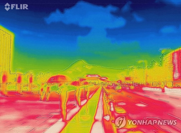 전국 대부분 지역에 폭염경보가 발효된 5일 오후 열화상 카메라로 촬영한 서울 광화문광장 일대. 열화상 카메라로 촬영된 이 사진에서는 높은 온도는 붉은 색으로, 낮은 온도는 푸른색으로 표시된다.[사진=연합뉴스 자료사진]