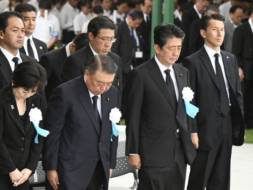 아베 신조 일본 총리가 6일 히로시마 평화기념공원에서 열린 원폭 희생자 위령식에서 묵념하고 있다. [사진=히로시마 교도=연합뉴스]