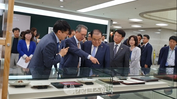 김 전 의장이 문 의장에게 기증품을 설명하고 있다. [사진=위키리크스한국]
