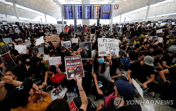 '범죄인 인도 법안'(송환법)에 반대하는 홍콩 시위대가 12일 홍콩 국제공항 출국장에 모여 시위를 벌이고 있다. 이날 수천 명의 시위대가 홍콩 국제공항을 점령한 채 연좌시위를 벌이는 바람에 여객기 운항이 전면 중단됐다. [사진=연합뉴스]