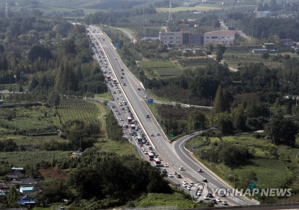 추석 연휴 셋째 날인 14일 오전 호남고속도로 상행선 전주IC 부근에 차량이 길게 늘어서 있다. [사진=연합뉴스]