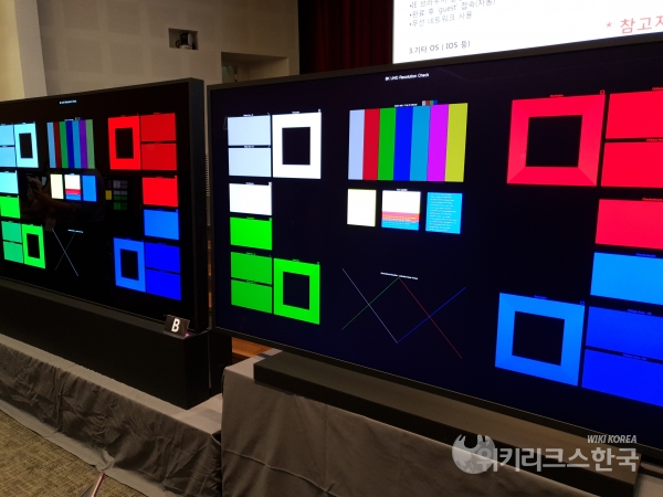 삼성전자가 개최한 '8K 화질 설명회'에서 OLED 8K와 QLED 8K TV를 비교하는 모습. 왼쪽부터 OLED 8K 88인치 TV, QLED 8K 82인치 TV. [사진=위키리크스한국DB]
