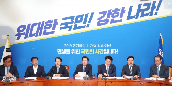 더불어민주당 이인영 원내대표(가운데)가 24일 오전 국회에서 열린 원내대책회의에서 발언하고 있다. [사진=연합뉴스]