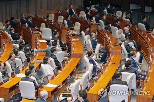 자유한국당 의원들이 26일 오후 국회 본회의에서 조국 법무부 장관이 인사말을 하자 돌아앉아 있다.[사진=연합뉴스]
