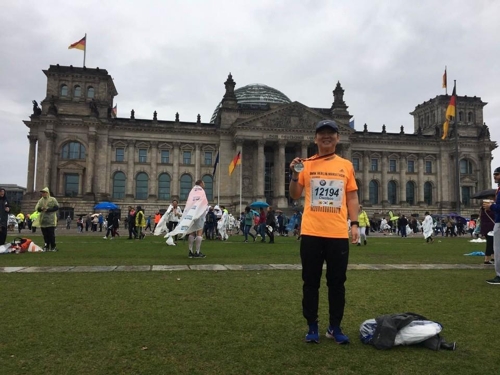 9월 29일 베를린 마라톤 대회에 출전한 바른미래당 안철수 전 의원. [사진=안철수 전 의원 지지모임 인터넷 카페 '미래광장']