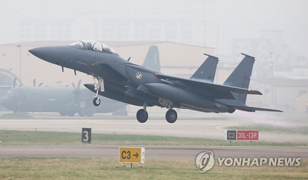 1일 대구 공군기지에서 열린 국군의 날 행사에서 F-15K가 임무 수행을 위해 이륙하고 있다. [사진=연합뉴스]