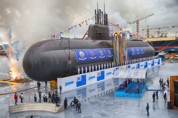 대우조선해양이 건조중인 대한민국 최초 3,000톤급 잠수함인 '도산안창호함'(장보고-III 1차사업 1번함) 진수식 모습.