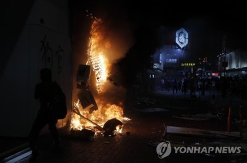 홍콩 시위대의 방화로 불에 타는 샤오미 점포 [사진=AP통신=연합뉴스]