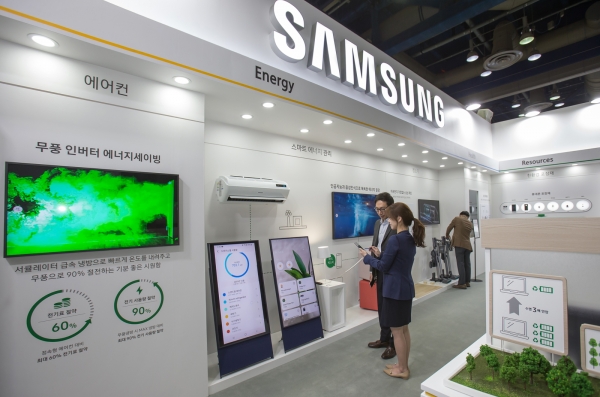 23일 서울 코엑스에서 열린 '2019 대한민국 친환경대전'에서 삼성전자 직원이 가전제품의 에너지 사용량과 전기료를 손쉽게 관리할 수 있도록 도와주는 '스마트싱스 에너지 서비스'를 시연하고 있다. [사진=삼성전자 제공]