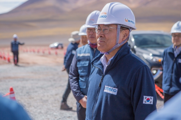포스코 최정우 회장이 아르헨티나 리튬 추출 데모플랜트 건설현장을 방문해 안전을 당부하며 직원들을 격려했다