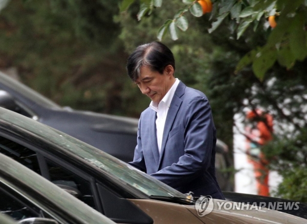 조국 전 법무부 장관이 지난 24일 오전 서울 방배동 자택에서 외출하고 있다.