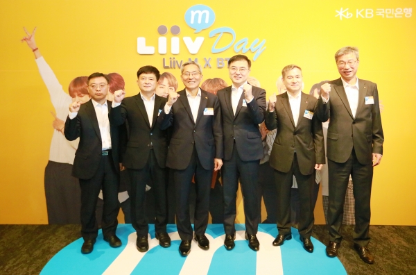 28일 'Liiv M(리브모바일)' 론칭행사에 참석한 하현회 LG유플러스 부회장, 허인 KB국민은행장(왼쪽부터)