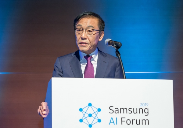 4일 삼성전자 서초사옥에서 열린 '삼성 AI 포럼 2019'에서 김기남 부회장이 개회사를 하고 있다. [사진=삼성전자 제공]