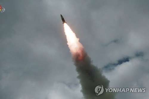 사진은 지난 8월 16일 '북한판 에이태킴스'로 불리는 단거리 탄도미사일이 표적을 향해 비행하는 모습. [사진=연합뉴스 자료사진]
