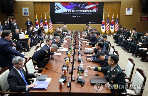 정경두 국방부 장관과 마크 에스퍼 미 국방부 장관이 15일 오전 서울 용산구 국방부 청사에서 열린 제51차 안보협의회(SCM) 확대 회담에 참석해 있다. [사진=연합뉴스]