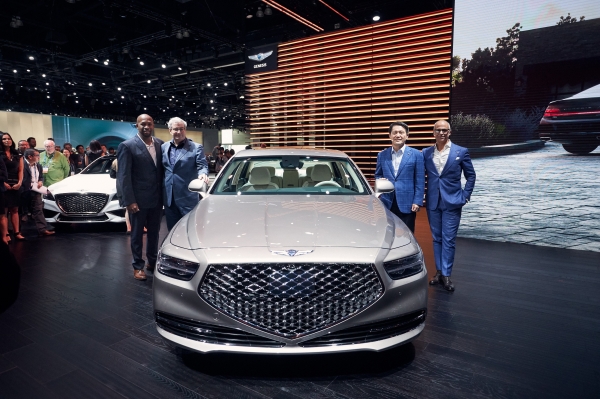 제네시스 브랜드는 20일(현지시간) 미국 LA 컨벤션 센터(Los Angeles Convention Center)에서 열린 ‘2019 LA 오토쇼(2019 Los Angeles Auto Show)’에서 글로벌 럭셔리 플래그십 세단 ‘G90’를 북미시장에 최초로 선보였다.
