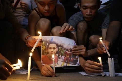 마약과의 전쟁' 과정에 사살된 필리핀 청소년 추모 촛불 (사진=연합뉴스/AP)