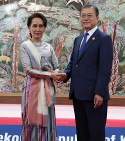 문재인 대통령(오른쪽)이 11월 27일 부산 누리마루에서 열린 제1차 한·메콩 정상회의에서 아웅산 수치 미얀마 국가고문과 인사를 나누고 있다. [사진=연합뉴스]