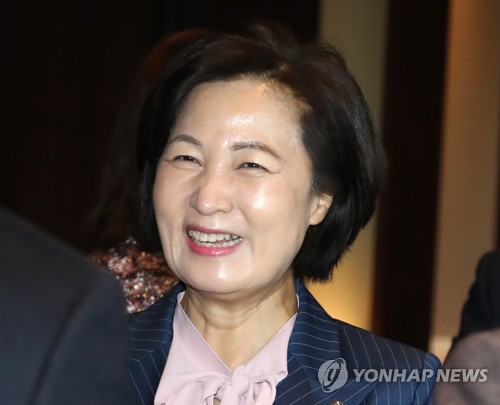 더불어민주당 추미애 의원이 5일 서울 중구 신라호텔에서 열린 제1회 북방포럼에서 미소를 짓고 있다.[사진=연합뉴스]