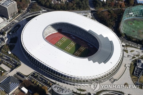 일본 도쿄도 신주쿠구에 완성된 2020년 도쿄올림픽·패럴림픽 메인스타디움의 모습.6만석 규모의 이 경기장에서는 올림픽 개·폐막식 및 육상, 축구 등이 치러질 예정이다. [연합뉴스]