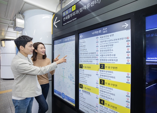 삼성전자가 서울 지하철 90개 역사에 스마트 사이니지를 설치했다. 서울 지하철 2, 4호선 사당역에 설치된 삼성 스마트 사이니지 종합 안내도 모습. [사진=삼성전자 제공]