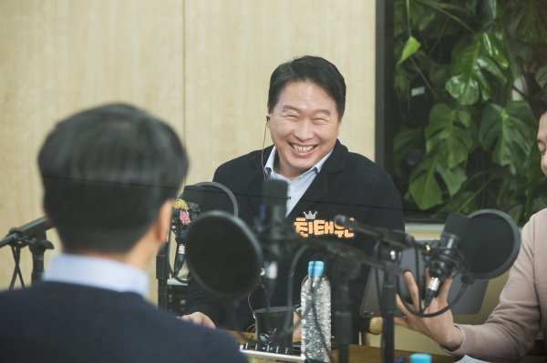 최태원 SK회장이 지난 17일 서울 종로구 서린동 SK빌딩에서 '보이는 라디오' 형식의 99차 행복토크를 하고 있다. [사진=SK그룹 제공]