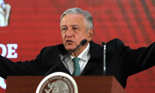 멕시코의 안드레스 마누엘 로페스 오브라도르 대통령. 그는 취임 1년이 지나고 있는 현재까지 '총탄보다는 포용'이라는 당근 정책을 고수하고 있지만, 폭력 사태는 수그러들지 않고 있다.