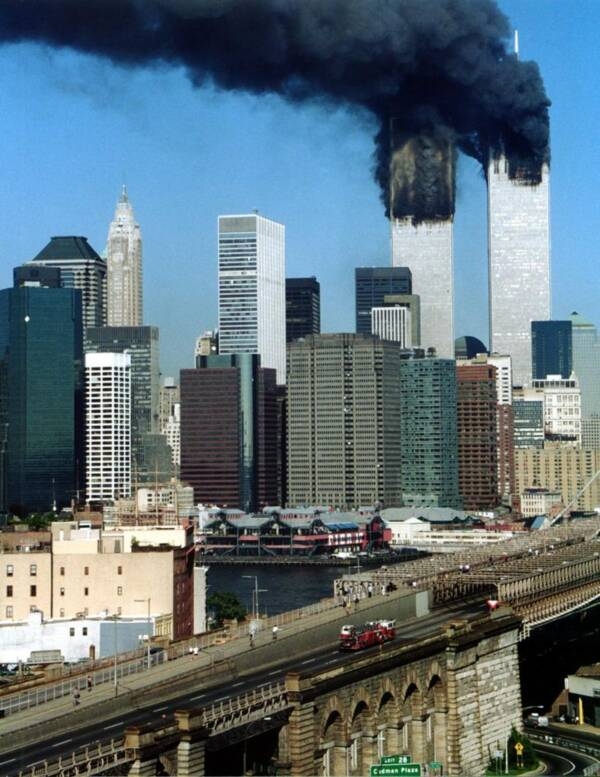 아론 맥램이 찍은 '래더 118'의 마지막 질주 모습. '래더 118' 팀은 이 사진을 마지막으로 9.11 테러 현장에서 장렬하게 산화하게 된다.