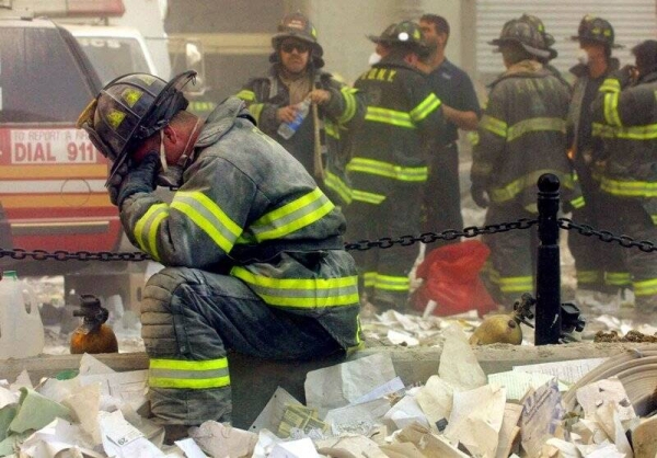 9.11 테러 현장의 잔해 더미에서 슬픔에 젖고 있는 소방관