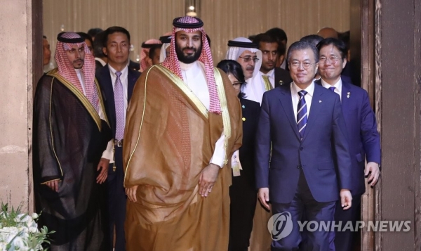 지난 6월 문재인 대통령과 무함마드 빈 살만 사우디아라비아 왕세자 겸 부총리가 신라호텔에서 열린 '에쓰오일(S-OIL) 복합 석유화학시설 준공기념식'에 입장하고 있다. [사진=연합]