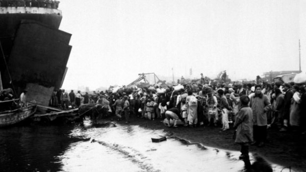 1950년 12월 흥남 부둣가로 모여든 피난민들