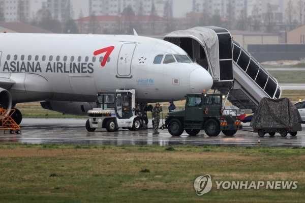 광주공항 활주로에서 착륙 도중 앞바퀴가 파손된 아시아나 여객기 수습작업이 진행되고 있다.