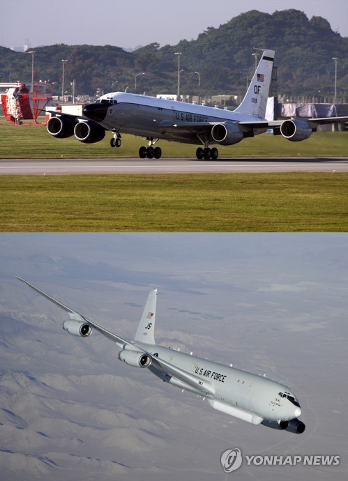 미국이 '성탄선물'을 언급한 북한의 도발 가능성에 대비해 3대를 보유한 RC-135S(코브라볼) 정찰기 중 2대를 동해 상공에 투입했다.   26일 민간항공추적 사이트 '에어 크래프트 스폿'에 따르면 미국 정찰기 코브라 볼(RC-135Sㆍ사진 위) 1대가 오키나와 주일미군 가데나 기지에서 동해 상공으로 출격한 데 이어 또 다른 1대가 같은 경로로 비행한 것이 포착됐다. RC-135S는 최첨단 전자광학 장비로 원거리에서 탄도미사일의 궤적을 추적할 수 있는 정찰기인데 이번 출격은 잠수함발사탄도미사일(SLBM) 도발 가능성에 대비해 북한 잠수함 기지를 정찰한 것으로 보인다. 이어 E-8C 조인트 스타즈(J-STARSㆍ사진 아래)도 이날 한반도 3만1천 피트(9.4㎞) 상공에서 포착됐다. 통합 감시 및 목표공격 레이더 시스템 등을 탑재한 E-8C는 고도 9∼12㎞ 상공에서 북한의 미사일 기지, 야전군의 기동, 해안포 및 장사정포 기지 등 지상 병력과 장비 움직임을 정밀 감시할 수 있는 것으로 알려졌다. [사진=연합]
