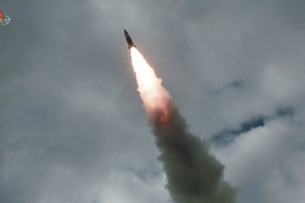 '북한판 에이태킴스'로 불리는 단거리 탄도미사일이 표적을 향해 비행하는 모습. [사진=연합]