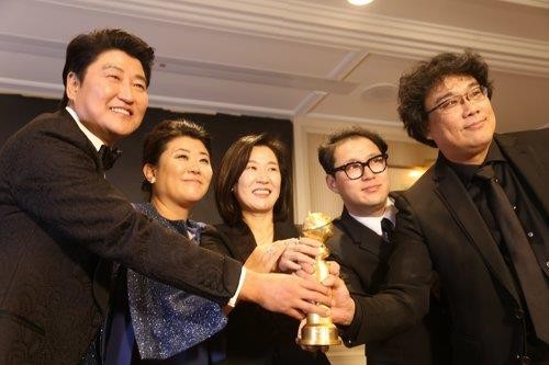영화 '기생충' 제작진들이 5일(현지시간) 로스앤젤레스 포시즌호텔에서 열린 한국 매체 간담회에서 골든글로브 트로피를 들고 있다. [연합뉴스]