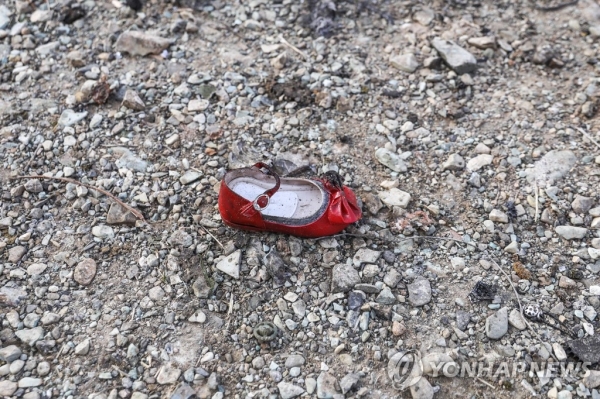 지난 8일(현지시간) 이란 수도 테헤란의 이맘 호메이니 국제공항을 이륙한 직후 추락한 우크라이나 여객기 사고 현장에서 8일(현지시간) 발견된 어린이 신발 한짝.