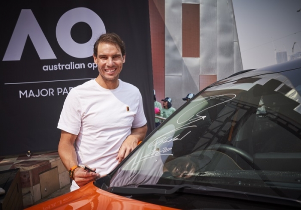 기아자동차, 호주오픈 연계 글로벌 마케팅 전개. 기아차는 15일(수) 호주 빅토리아주에 위치한 멜버른 파크에서 기아자동차 및 호주오픈 관계자, 기아차 글로벌 홍보대사 라파엘 나달(Rafael Nadal) 선수가 참석한 가운데 '2020 호주오픈 대회 공식차량 전달식'을 가졌다. 기아차 글로벌 홍보대사 라파엘 나달(Rafael Nadal) 선수가 셀토스에 기념 사인을 하고 있는 모습.