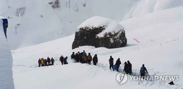 18일 오전 안나푸르나 마차푸차레 베이스캠프(3,720m) 인근에서 고립된 한국인과 중국인 트레커들이 구조되고 있다. [사진=연합뉴스]