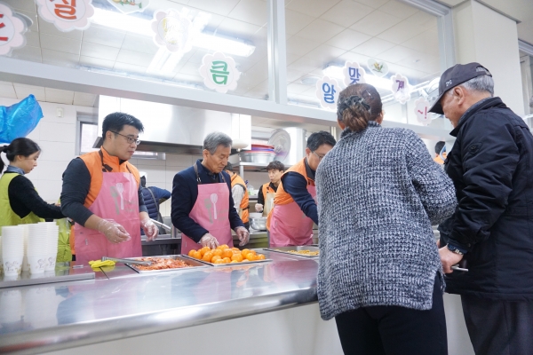 22일 한화시스템 임직원들이 설 명절을 앞두고 국가유공자 및 보훈가족에게  음식 나눔 봉사활동을 진행했다.