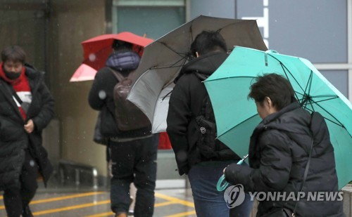 설 연휴 마지막 날인 지난 27일 부산에 강풍 특보가 내려졌다. 귀경객들이 우산을 들고 금정구 부산종합버스터미널 입구로 들어가고 있다. [사진=연합뉴스]