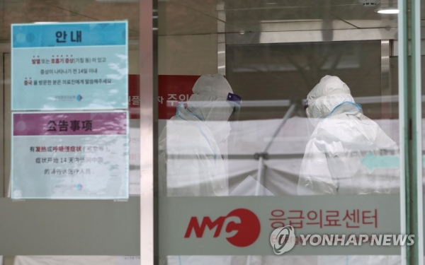 신종코로나바이러스 감염증 확산 우려가 커지는 가운데 28일 서울 중구 국립중앙의료원에서 의료진이 이야기를 하고 있다. [사진=연합뉴스]