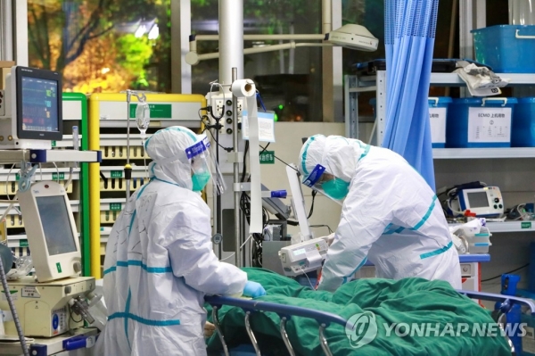 28일 중국 후베이성 우한의 우한대학 부속 중난병원에서 보호복을 입은 의료진이 신종 코로나바이러스에 의한 폐렴 환자를 치료하고 있다. [사진=연합]