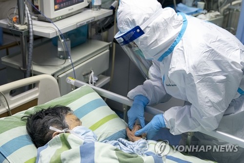 중국 후베이성 우한대학 중난병원의 집중치료실에서 보호복을 입은 의료진이 신종 코로나바이러스 감염증 확진 환자를 돌보고 있다. [연합뉴스]