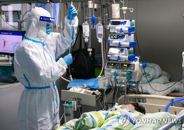 중국 후베이성 우한의 한 병원 집중치료실에서 보호복을 입은 의료진이 신종 코로나바이러스 감염증(우한 폐렴) 환자를 치료하고 있다 [사진=연합뉴스]
