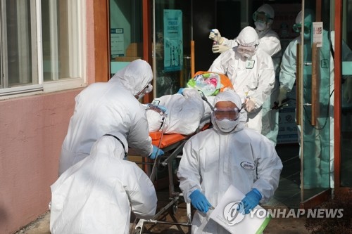 21일 오후 경북 청도대남병원에 입원 중인 환자가 다른 병원으로 이송되고 있다. [사진=연합]