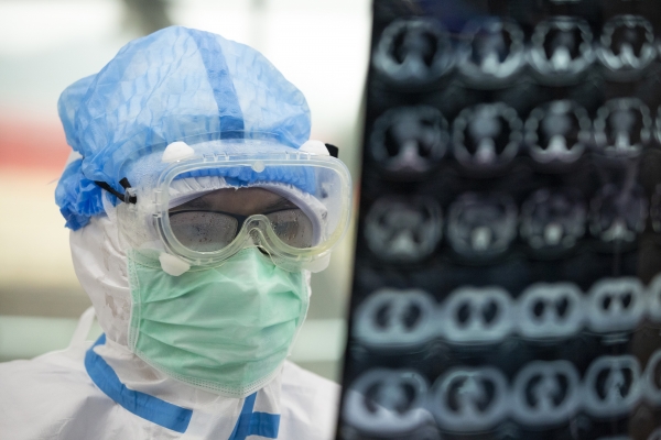 코로나19 발원지인 중국 우한에서 한 의사가 환자의 CT 이미지를 확인하고 있다 [사진=연합뉴스]