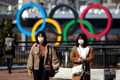 마스크를 쓴 도쿄 시민들이 오다이바 해변공원을 걸어가고 있다 [사진=연합뉴스]