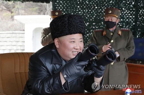 김정은 북한 국무위원장이 2일 전선 장거리포병구분대의 화력타격훈련을 지도했다고 조선중앙통신이 3일 보도했다. [사진=연합뉴스]
